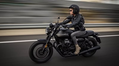 Moto Guzzi V7 Stone | Minimalismo moderno con motor V-twin