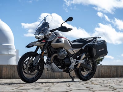 Moto Guzzi V85 TT | Aventura clásica con motor V-twin transversal