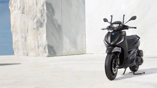 Piaggio_Beverly_DeepBlack_1920x1080_6