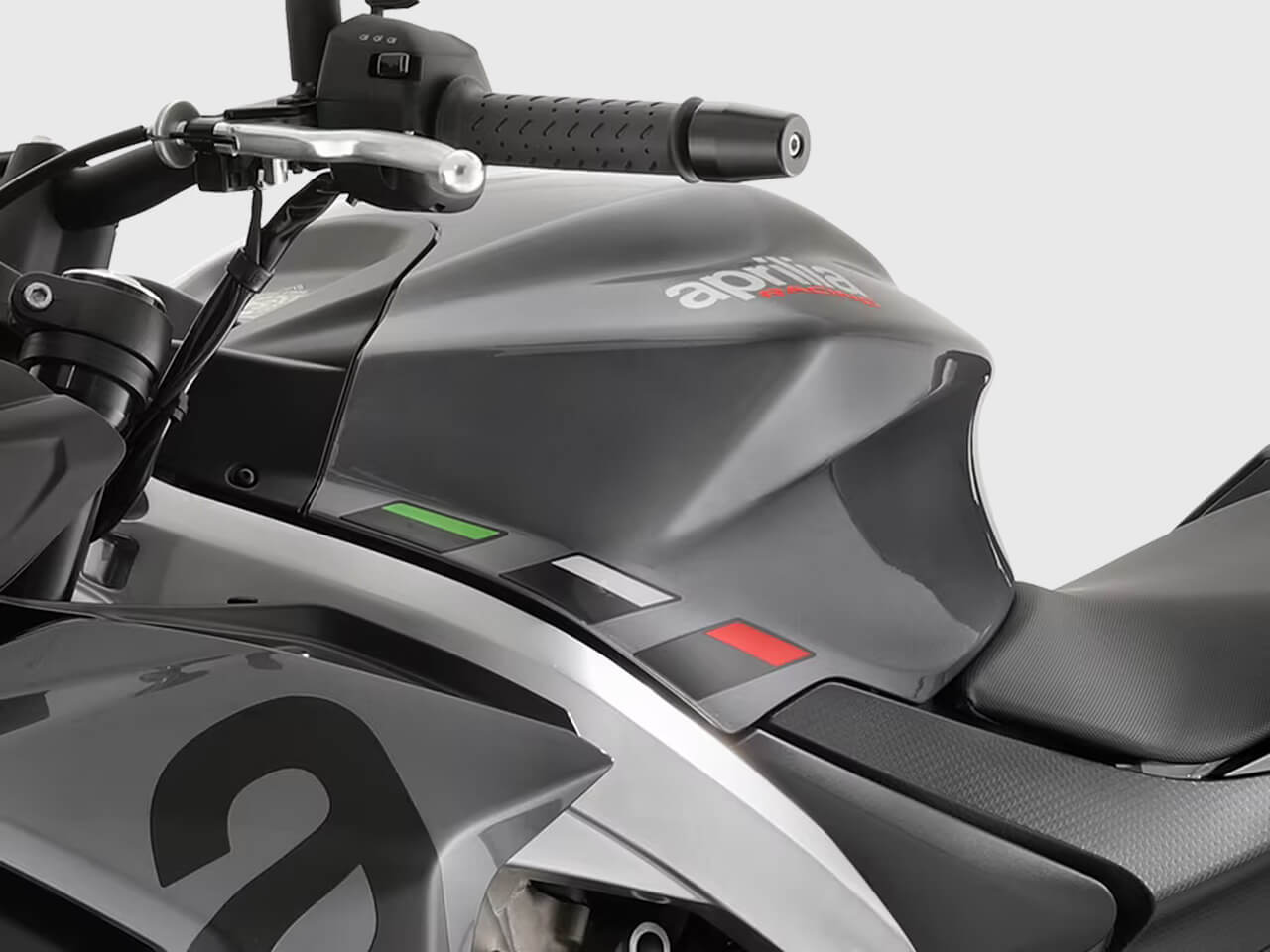 Aprilia_Tuono660_2023_box-hotspot_900x675_Rush-Grey_2-C-1
