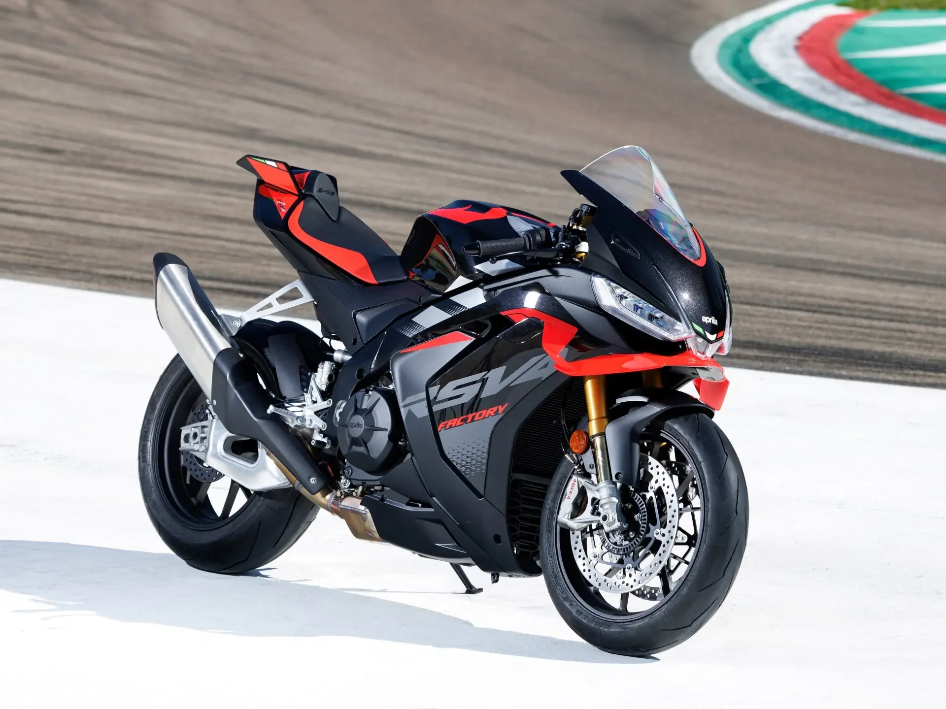 Aprilia_RSV4-factory_wall-image_1920x1440_1