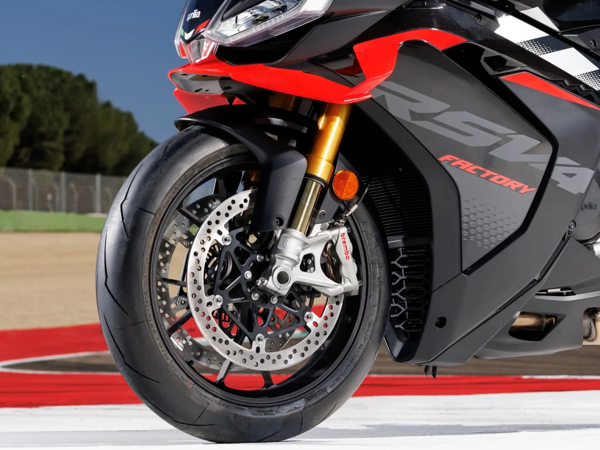 Aprilia_RSV4-factory_wall-image_1920x1440_2