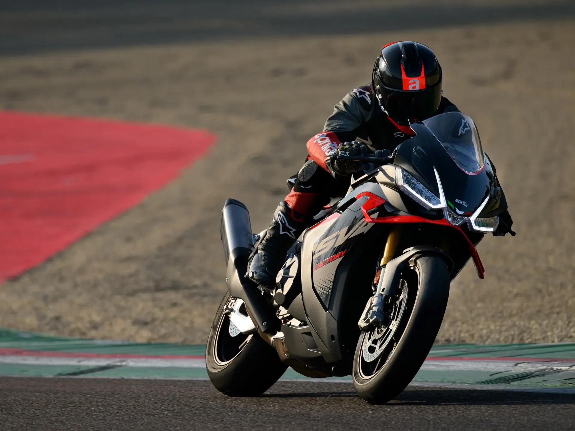 Aprilia_RSV4_FACTORY_gallery_2