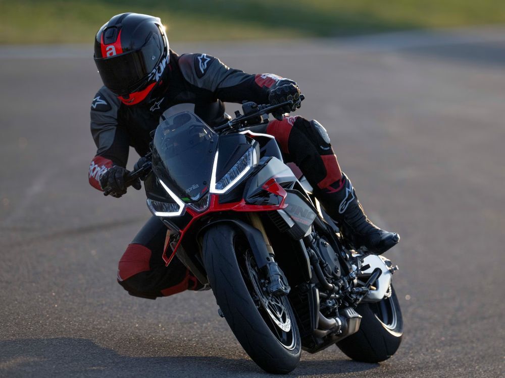 Aprilia-tuono-v4-factory-gallery-1920x1440-1 (1)